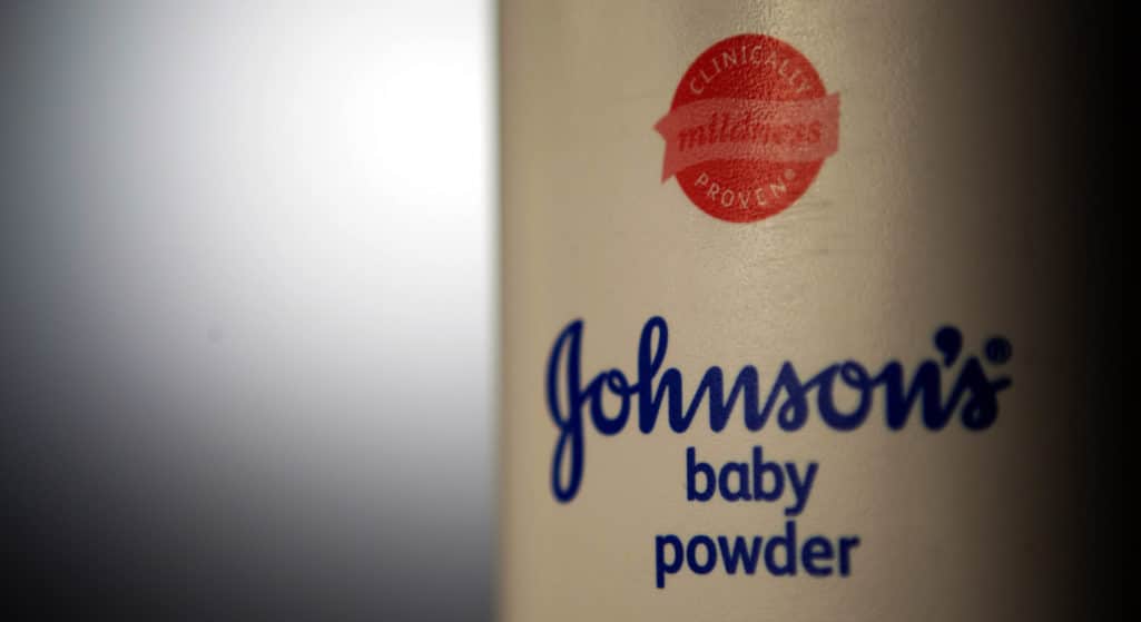 Μία από τις μεγαλύτερες αποζημιώσεις στα δικαστικά χρονικά θα αναγκαστεί να καταβάλει η Johnson & Johnson, μία από τις μεγαλύτερες σε πωλήσεις εταιρεία προϊόντων υγείας στον κόσμο, εξαιτίας των χιλιάδων αγωγών που έχει δεχθεί για το δημοφιλές της προϊόν «Baby Powder