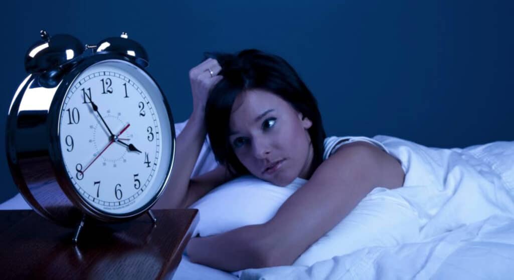 Οι άνθρωποι που αντιμετωπίζουν αϋπνία, δυσκολία στον ύπνο ή ξυπνούν πολύ νωρίς μπορεί να έχουν περισσότερες πιθανότητες να πάθουν εγκεφαλικό επεισόδιο, όπως αποδεικνύει μελέτη που δημοσιεύθηκε στο ηλεκτρονικό τεύχος του περιοδικού της Αμερικανικής Ακαδημίας Νευρολογίας «Neurology».