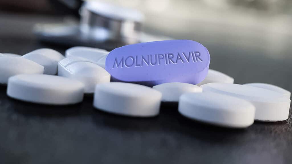 Το αντιικό φάρμακο Molnupiravir (εμπορική ονομασία Lagevrio) της MSD, που χρησιμοποιείται για τη θεραπεία ασθενών με Covid-19 μπορεί να προκαλεί μεταλλάξεις στον ιό και να τροφοδοτεί την εξέλιξη νέων παραλλαγών, σύμφωνα με δημοσίευμα της Guardian.