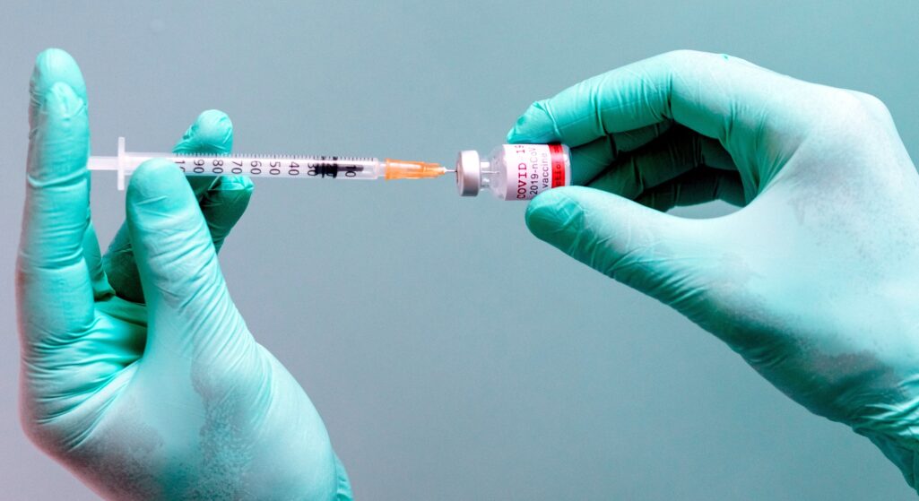 Τη σύσταση του Παγκόσμιου Οργανισμού Υγείας (ΠΟΥ) υιοθετεί η ΕΕ για την επικαιροποίηση των εμβολίων Covid-19 που θα χρησιμοποιηθούν στην επόμενη εμβολιαστική εκστρατεία το φθινόπωρο.