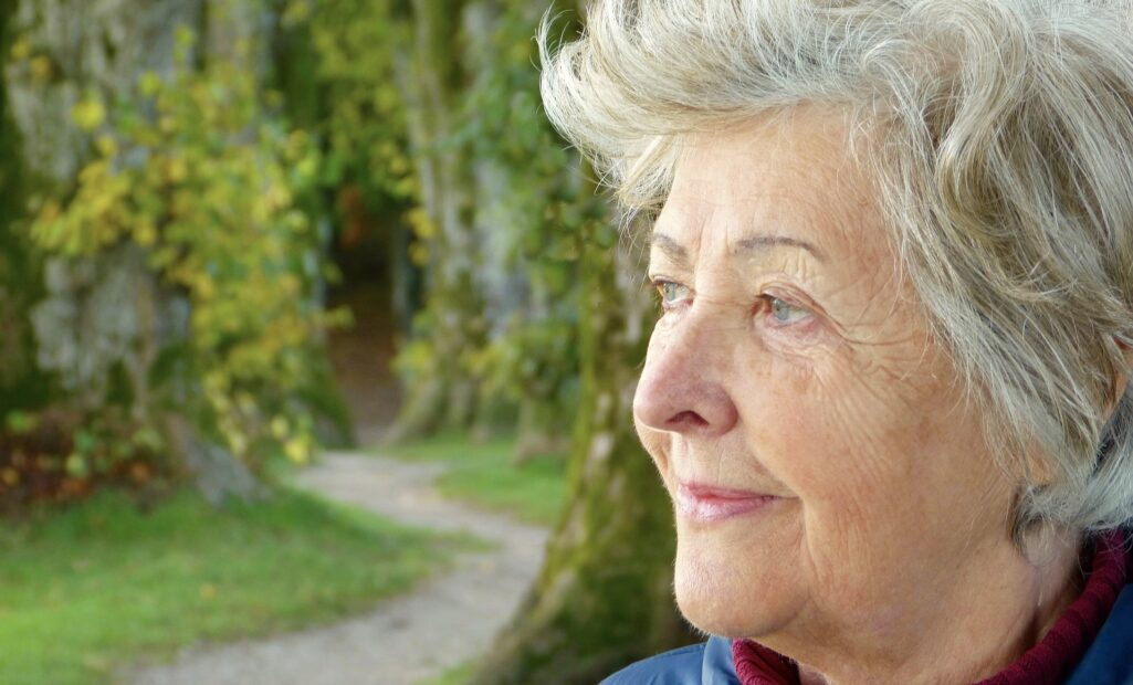 Τον σημαντικό ρόλο των ακουστικών βαρηκοΐας στη μείωση του κινδύνου της άνοιας και κυρίως του Αλτσχάιμερ, σε ηλικιωμένους ανθρώπους διαπίστωσε μεγάλη έρευνα που πραγματοποιήθηκε στις ΗΠΑ με την συμμετοχή περισσοτέρων από χιλίων ατόμων.