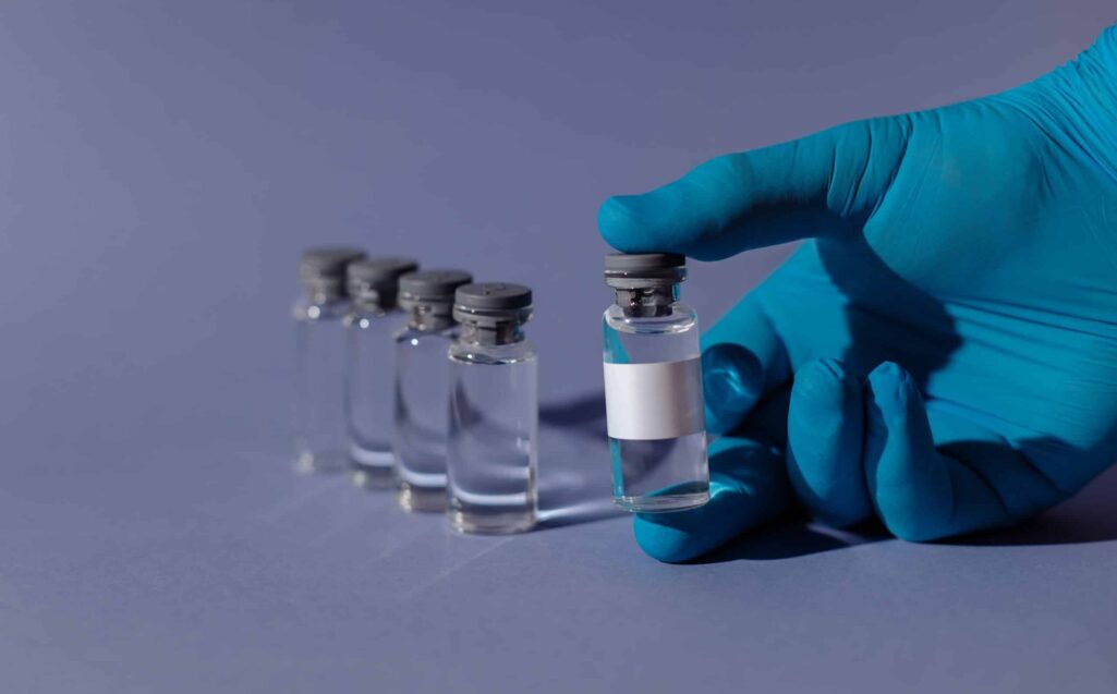 Το πράσινο φως έδωσε η Κίνα για τη χρησιμοποίηση του πρώτου κινεζικού εμβολίου κατά της Covid με αγγελιoφόρο RNA, όπως ανακοίνωσε ο κατασκευαστής του, καθώς τα ξένα εμβόλια εξακολουθούν να μην είναι εγκεκριμένα στη χώρα.