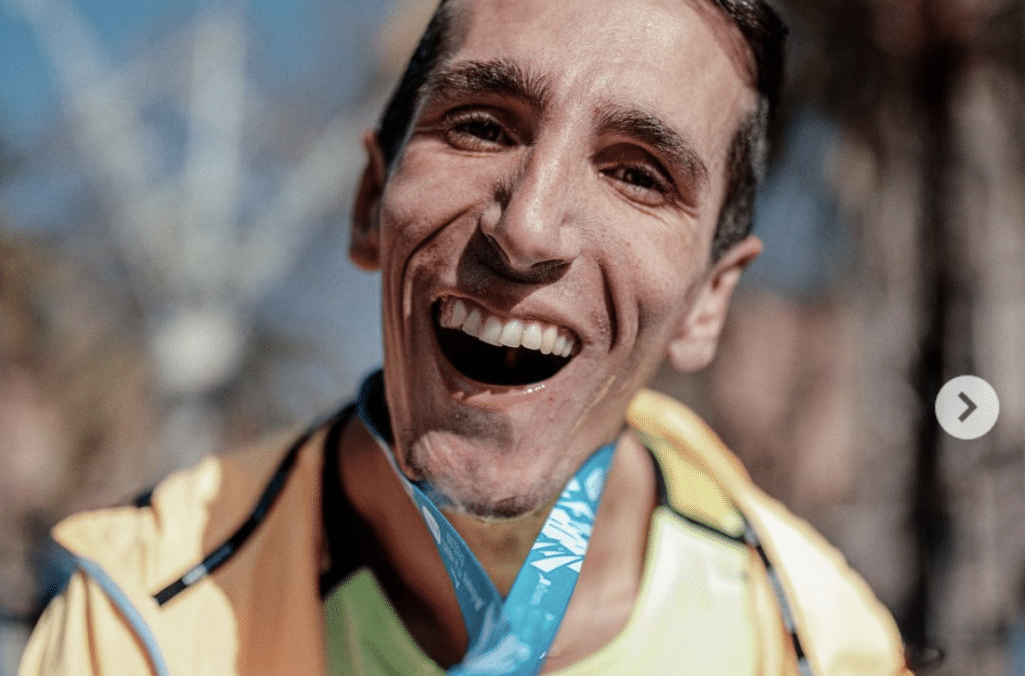 Ο 32χρονος δρομέας Άλεξ Ρόκα έχει 76% εγκεφαλική παράλυση αλλά αυτό δεν τον εμπόδισε να τρέξει και να τερματίσει τον μαραθώνιο της Βαρκελώνης σε 5:50:51, εκπληρώνοντας ένα όνειρο ζωής.