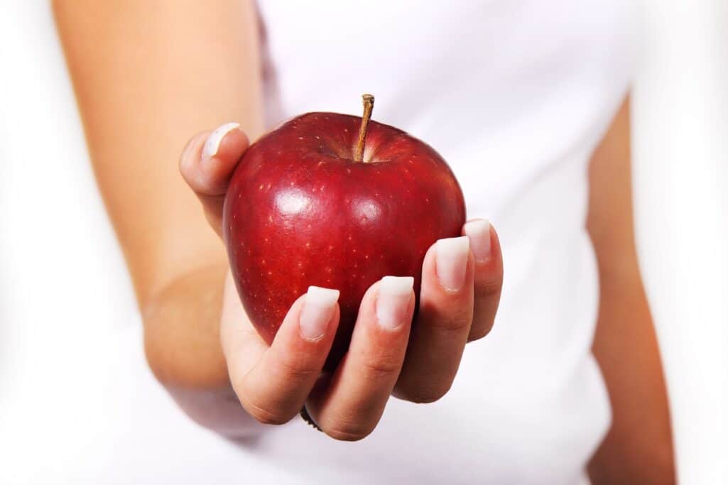Πολλοί αναρωτιούνται εάν η φράση «ένα μήλο την ημέρα τον γιατρό τον κάνει πέρα», έχει βάση και μια τελευταία επιστημονική μελέτη δίνει απάντηση