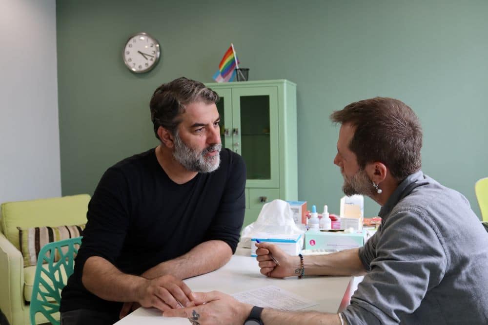 Ο Βασίλης Μπισμπίκης, ο Γιώργος Καραμίχος και ο Σπύρος Χατζηαγγελάκης επισκέφτηκαν το Κέντρο Πρόληψης & Σεξουαλικής Υγείας Athens Checkpoint και έκαναν τεστ για τον HIV στο πλαίσιο της Ευρωπαϊκής Εβδομάδας Εξέτασης