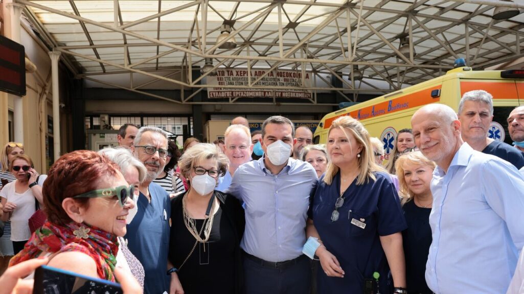 «Βιώνουμε ημέρες κατάρρευσης του ΕΣΥ», υπογράμμισε ο Αλέξης Τσίπρας, πρόεδρος του ΣΥΡΙΖΑ- Προοδευτική Συμμαχία, μιλώντας σε εργαζόμενους του Λαϊκού Νοσοκομείου, το οποίο επισκέφθηκε το πρωί της Πέμπτης.