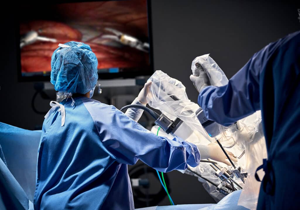 Στο πλαίσιο της συνεχούς ανανέωσης του εξοπλισμού του νοσοκομείου με τεχνολογία αιχμής, το νέο ρομποτικό σύστημα Da Vinci Xi 4ης τεχνολογικής γενιάς ήρθε στο Ερρίκος Ντυνάν και υπόσχεται ακόμη μεγαλύτερη χειρουργική ασφάλεια και ακρίβεια, με ταχύτερη ανάρρωση, σημαντική μείωση του μετεγχειρητικού πόνου και διακριτικές τομές για βέλτιστο αισθητικό αποτέλεσμα.