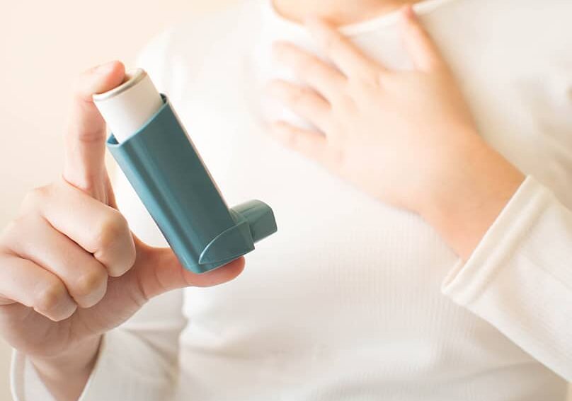 Το άσθμα είναι μία νόσος που χαρακτηρίζεται από χρόνια φλεγμονή των αεραγωγών που προκαλεί περιορισμό του αέρα, με μεταβαλλόμενη στένωση των βρόγχων και συμπτώματα, όπως ο βήχας, ο συριγμός κατά την εκπνοή, η δύσπνοια κυρίως στην άσκηση αλλά και το αίσθημα βάρους ή σφιξίματος στο στήθος.