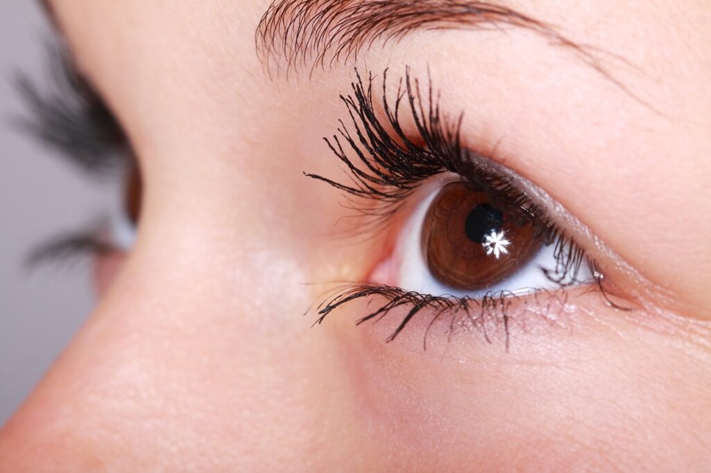 Oφθαλμίατρος αποκαλύπτει 7 τρόπους και συμπεριφορές που μπορούν τα μάτια μας να πάθουν κακό.