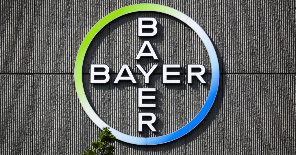 Η Bayer AG αναβάθμισε τις εκτιμήσεις για το σύνολο της χρήσης καθώς οι πωλήσεις ήταν υψηλότερες των εκτιμήσεων στο β΄ τρίμηνο και δέχθηκε ώθηση από τις θετικές συναλλαγματικές επιδράσεις, αν και σημείωσε καθαρές ζημιές στο τρίμηνο και τόνισε πως ανέλαβε και άλλες χρεώσεις απομείωσης και για νομικά ζητήματα.