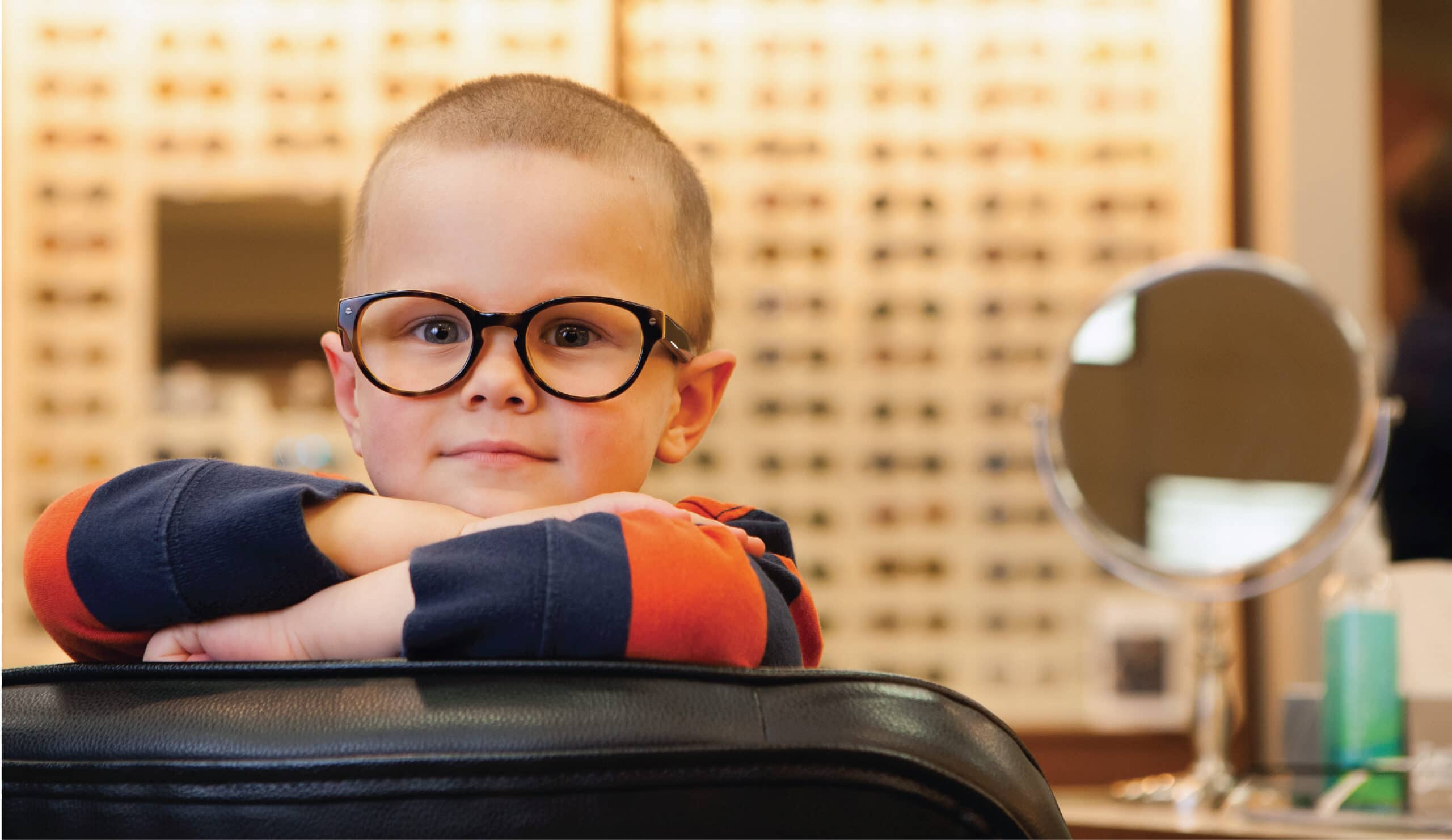 У ребенка зрение 1 5. Дети в очках. Малыш в очках. Очки для детей. Детские очки для зрения.