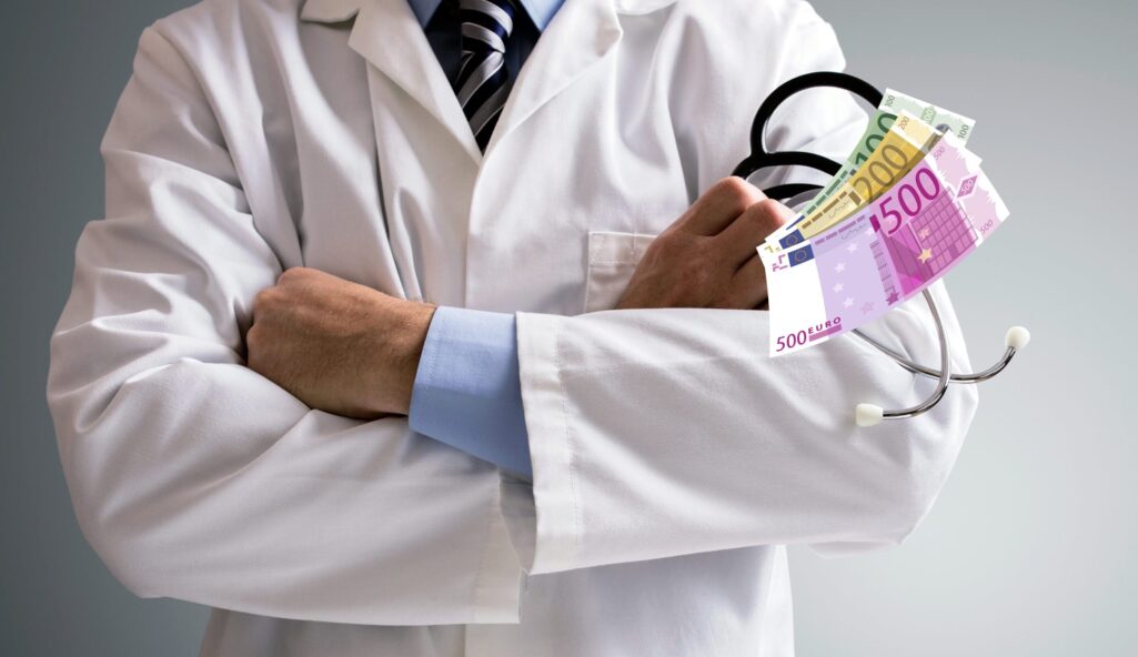 Mαιευτήρας δημόσιου νοσοκομείου στην Αττική ζητούσε «φακελάκι» 1.000 ευρώ από τον σύζυγο εγκύου.