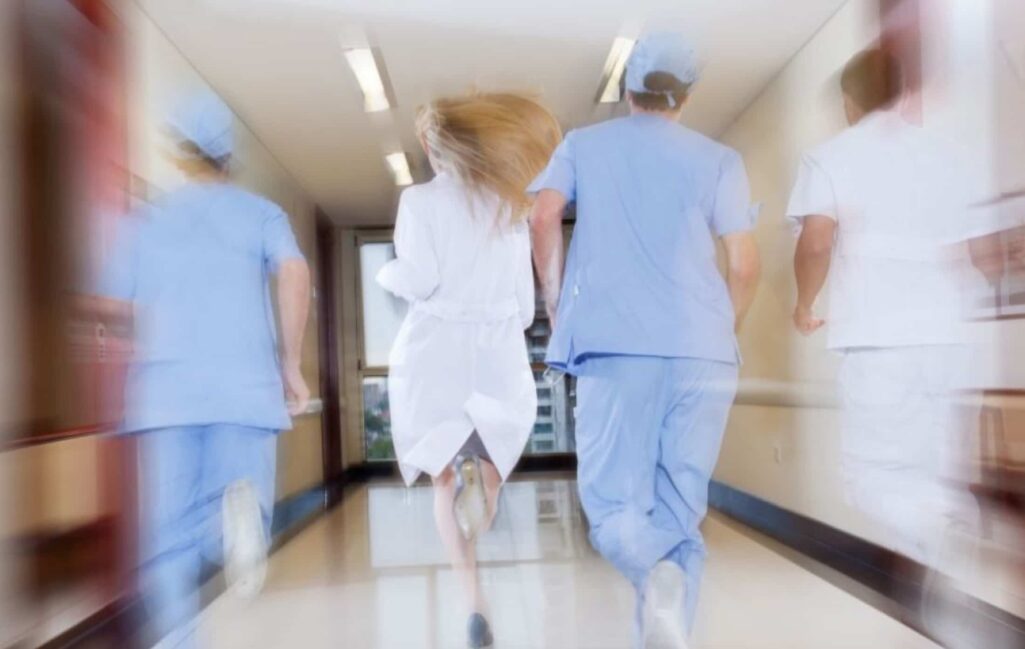 Διαδικασίες fast track στις προκηρύξεις ώστε 10 νέοι γιατροί να πιάσουν δουλειά από το νέο έτος, ανακοίνωσε ο Υπουργός Υγείας Μιχάλης Χρυσοχοϊδης, στη νέα επίσκεψη που πραγματοποίησε σήμερα στο Βενιζέλειο Νοσοκομείο