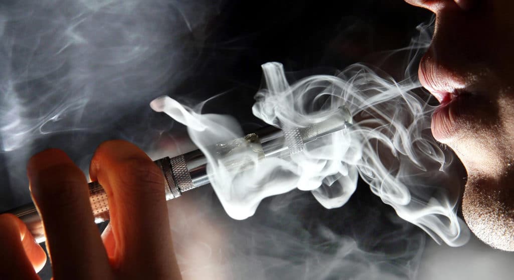 Ο Παγκόσμιος Οργανισμός Υγείας (ΠΟΥ) ζήτησε τα ηλεκτρονικά τσιγάρα να αντιμετωπίζονται όπως ο καπνός, καθώς ενδέχεται να δημιουργήσουν εξάρτηση από τη νικοτίνη στους μη καπνιστές, ιδιαίτερα στους νέους.