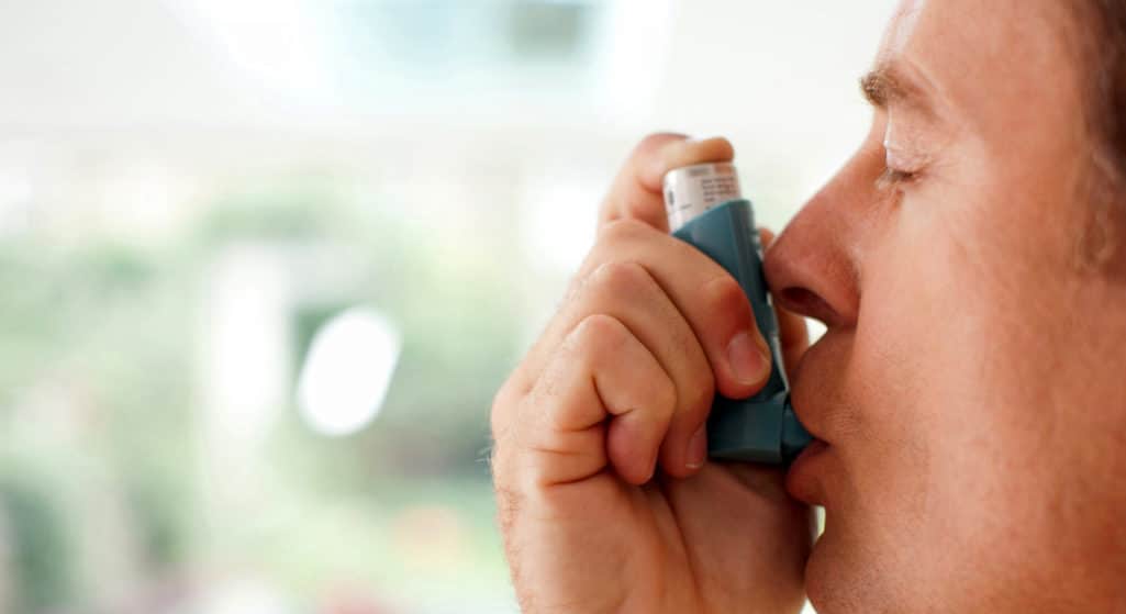 Μια θεραπεία με μονοκλωνικά αντισώματα που ονομάζεται μπενραλιζουμάμπη (benralizumab) μπορεί να ελέγξει αποτελεσματικά το σοβαρό άσθμα, μειώνοντας έτσι την ανάγκη για τακτική χρήση εισπνεόμενων στεροειδών υψηλής δόσης.