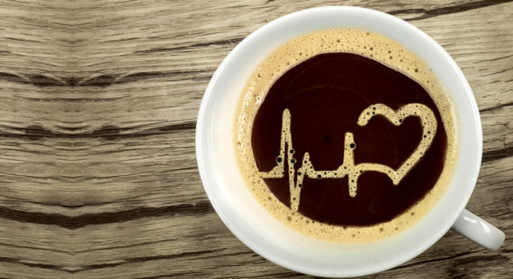 Σε αντίθεση με τα δεδομένα προηγούμενων ερευνών, η κατανάλωση καφέ δεν είναι υπεύθυνη για την πρόκληση σκλήρυνσης στις αρτηρίες και δεν επηρεάζει δυσμενώς το κυκλοφορικό σύστημα και την καρδιά.