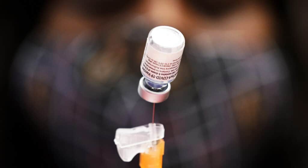 Το φύλο, η ηλικία, ο δείκτης μάζας σώματος και το κάπνισμα είναι παράγοντες που επηρεάζουν την αποτελεσματικότητα των εμβολίων κατά του κορωνοϊού, όπως διαπιστώνει έρευνα του πανεπιστημίου της Καλιφόρνιας.