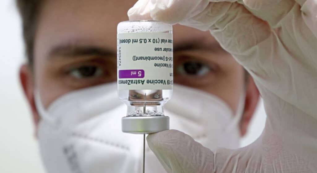 Η AstraZeneca ανακοίνωσε ότι το εμβόλιό της κατά της COVID-19, Vaxzevria, εγκρίθηκε από την ρυθμιστική αρχή της Ευρωπαϊκής Ενωσης (ΕΜΑ) ως τρίτη ενισχυτική δόση.