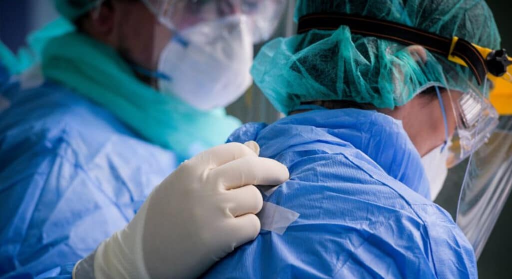 Συνεχίζονται οι κινητοποιήσεις των υγειονομικών ενάντια στα απογευματινά επί πληρωμή χειρουργεία που όπως τονίζεται οδηγούν στην εμπορευματοποίηση του δημόσιου συστήματος Υγείας.