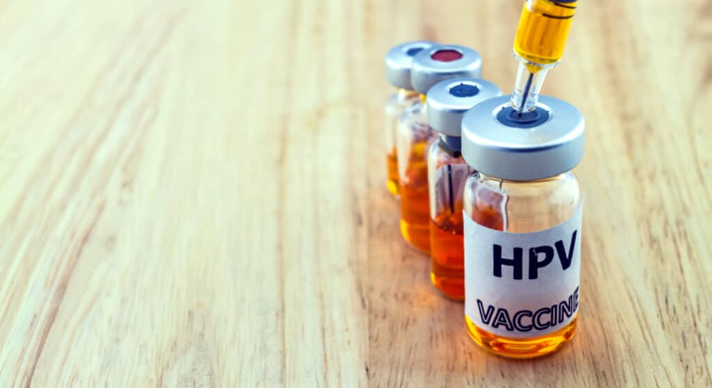Νέες συστάσεις για το εμβόλιο κατά του ιού HPV, διαμόρφωσε ο Παγκόσμιος Οργανισμός Υγείας (ΠΟΥ), επισημαίνοντας ότι ένα πρόγραμμα μίας δόσης, που αναφέρεται ως εναλλακτικό, μπορεί να παρέχει συγκρίσιμη αποτελεσματικότητα και διάρκεια προστασίας με ένα σχήμα δύο δόσεων.
