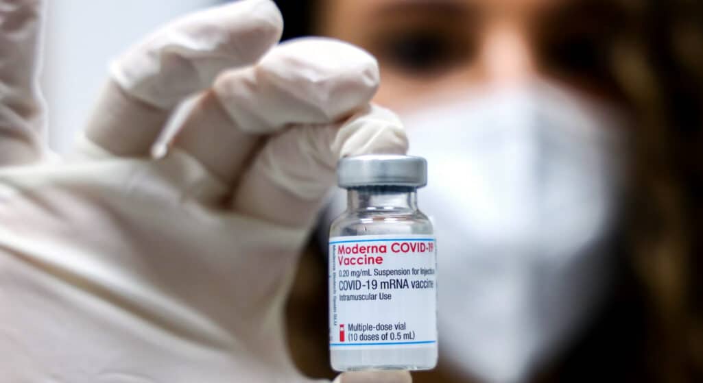 Πανικός έχει προκληθεί στο εμβολιαστικό κέντρο κατά του κορωνοϊού στο Περιστέρι, καθώς οι αρχές ερευνούν καταγγελία ότι εξαφανίστηκαν 5 δόσεις εμβολίου