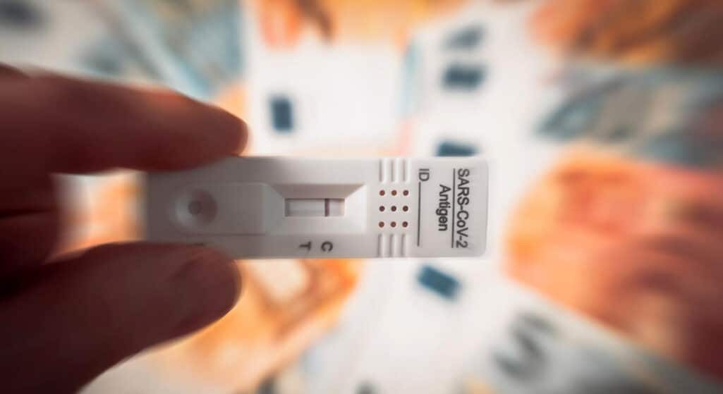 Οι τεράστιες ουρές για ένα PCR τεστ, τα πολλά κρούσματα κορωνοϊού καθώς και η απουσία υγειονομικών επειδή έχουν μπει σε καραντίνα έχουν προκαλέσει «έμφραγμα» στα εργαστήρια.