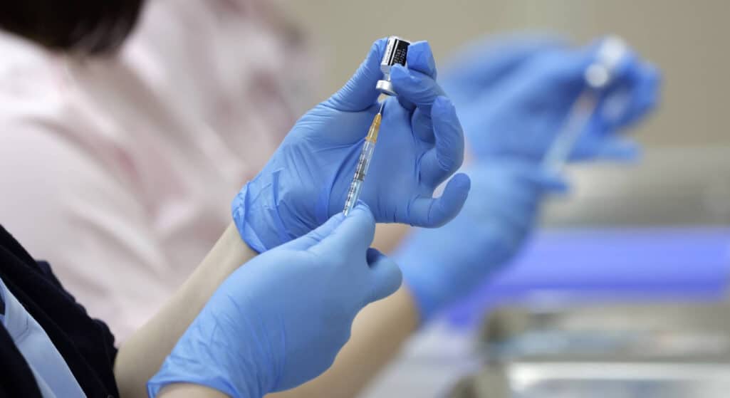 Τα νέα εμβόλια «νικούν στα σημεία» τις ενισχυτικές δόσεις των αρχικών μονοσθενών εμβολίων ενάντια στην Ομικρον