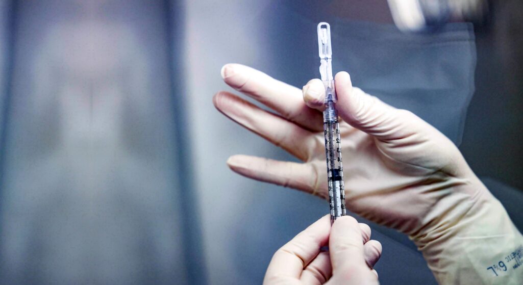 Την πιθανότητα ανάγκης προσέλευσης των πολιτών για δύο ή τρεις δόσεις εμβολίου κατά του κορωνοϊού τον χρόνο επισημαίνει έρευνα που στηρίζεται στα στοιχεία της Υπηρεσίας Ασφάλειας Υγείας του Ηνωμένου Βασιλείου.