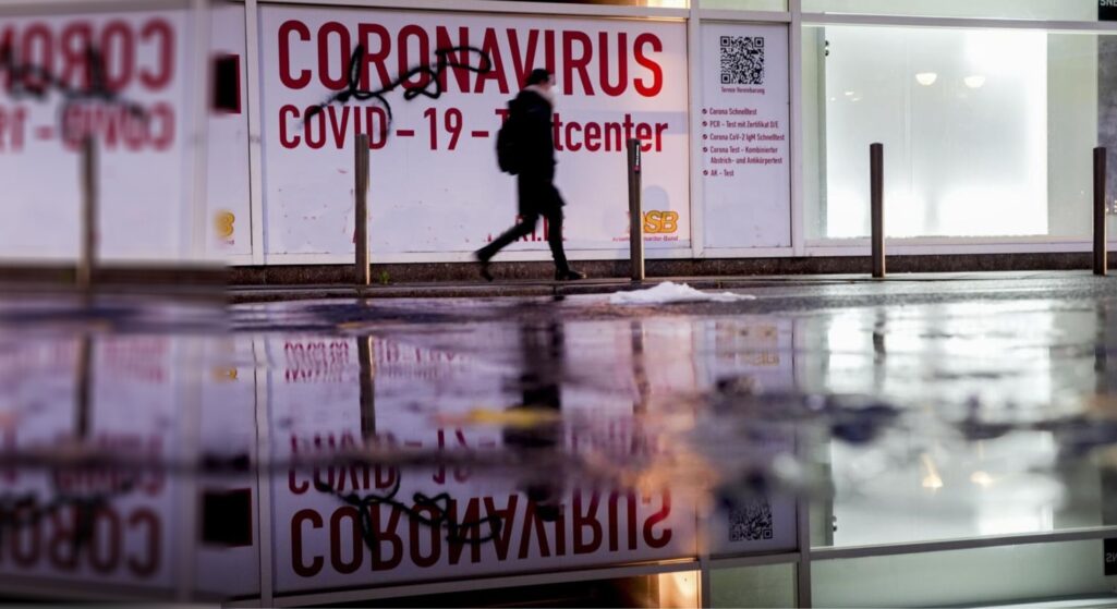 Τρία χρόνια μετά την έναρξη της πανδημίας του SARS-CoV-2, το «οπλοστάσιο» για την καταπολέμηση του long Covid παραμένει άδειο.