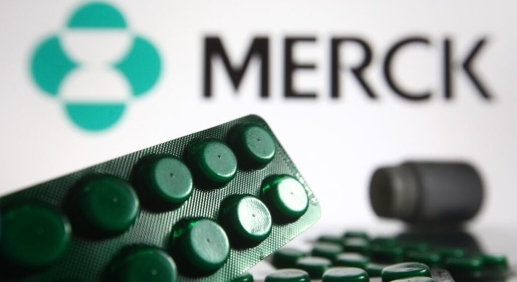 Ξεκίνησε σήμερα η χορήγηση των χαπιών Molnupiravir της Merck (στην Ελλάδα γνωστή ως MSD) κατά του κορωνοϊού, με τα κριτήρια διάθεσης τους να είναι ίδια με εκείνα για τα μονοκλωνικά αντισώματα