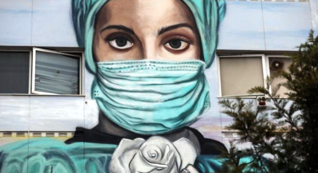 Ένα εντυπωσιακό γκράφιτι -η νοσηλεύτρια με το λευκό τριαντάφυλλο- είναι αφιερωμένο στους υγειονομικούς και την αυτοθυσία τους, κοσμεί πλέον το Τζάνειο νοσοκομείο.