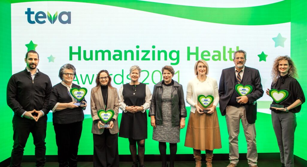 Για πρώτη φορά διοργανώθηκαν φέτος στην Ελλάδα τα βραβεία “Humanizing Health” από την TEVA, με την αναγνώριση και επιβράβευση έξι Μη Κερδοσκοπικών Οργανισμών, για τις πρωτοβουλίες τους στον τομέα της υγείας και τη φροντίδα των ασθενών συνανθρώπων μας.