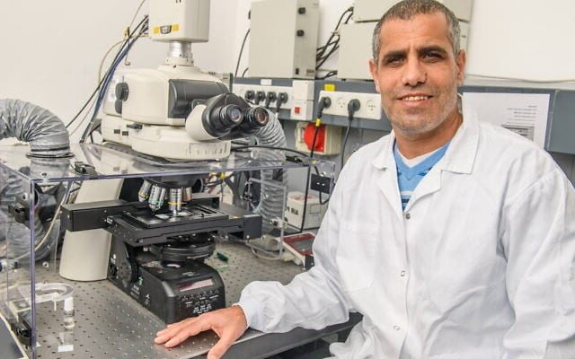 Ερευνητές στο Ισραήλ για πρώτη φορά στον κόσμο ανέπτυξαν μέσω βιοτεχνολογίας τρισδιάστατους ανθρώπινους ιστούς σπονδυλικής στήλης, τους οποίους εμφύτευσαν σε πειραματόζωα με πρόσφατη ή χρόνια παράλυση