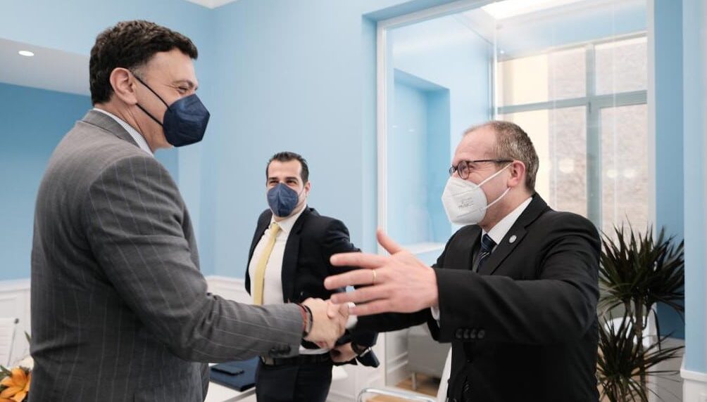 Χαιρετισμό απηύθυνε ο υπουργός Τουρισμού Βασίλης Κικίλιας στα επίσημα εγκαίνια του Γραφείου του Παγκόσμιου Οργανισμού Υγείας (ΠΟΥ) στην Αθήνα για την Ποιότητα της Φροντίδας και την Ασφάλεια των Ασθενών, ανακοινώνοντας πως το Υπουργείο Τουρισμού σχεδιάζει ένα νέο πλαίσιο ιατρικού Τουρισμού στην Ελλάδα.