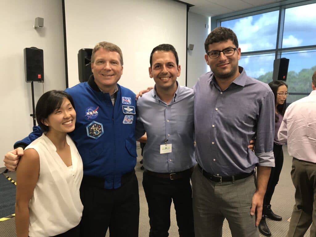 Δρ. Ιωσήφ Πεδιαδιτάκης με τους συνεργάτες μηχανικούς από την εταιρεία Emulate Inc, και τον αστροναύτη της ΝΑΣΑ Terry Virts στο Ακρωτήριο Κανάβεραλ (Διαστημικό Κέντρο Κένεντι, Φλόριντα, Η.Π.Α)