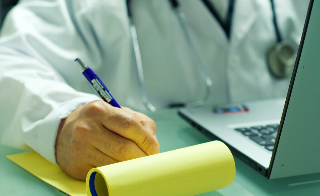 Η πρώτη επίσκεψη των πολιτών στον προσωπικό γιατρό θα συνδυαστεί με δωρεάν εξετάσεις, όπως ανακοίνωσε ο υπουργός Υγείας, Θάνος Πλεύρης.