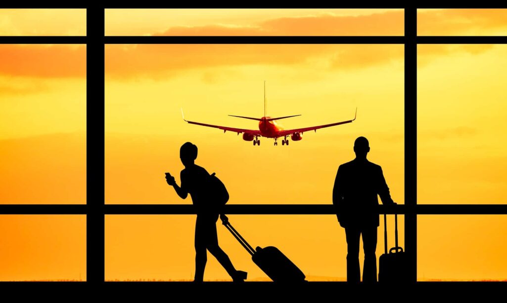 Καλοκαίρι ελευθερίας, ύστερα από δύο χρόνια περιορισμών, θα απολαύσουν όσοι ταξιδέψουν αεροπορικώς από σήμερα, Δευτέρα 16 Μαίου, στην Ευρώπη, καθώς αίρεται η υποχρέωση χρήσης μάσκας σε αεροσκάφη και αεροδρόμια της Ε.Ε.