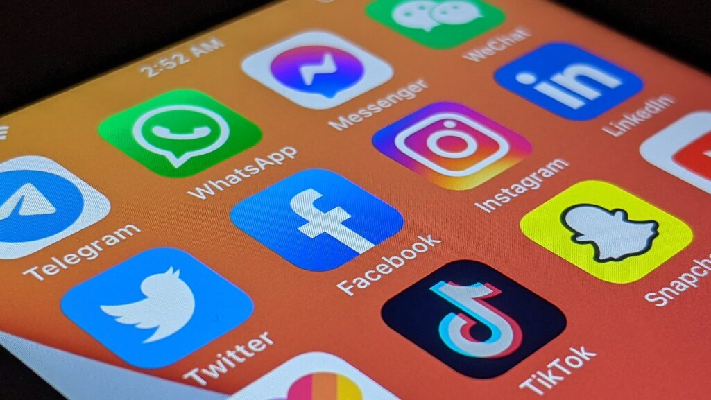 Οι άνθρωποι που σταματούν να χρησιμοποιούν τα μέσα κοινωνικής δικτύωσης (social media) ακόμη και για μόνο μία εβδομάδα εμφανίζουν σημαντική βελτίωση στη διάθεση και την ψυχική υγεία τους