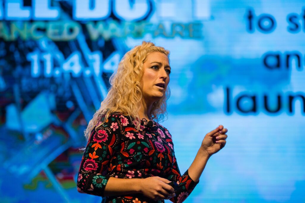 Η Jane McGonigal είναι σχεδιάστρια ηλεκτρονικών παιχνιδιών και φτιάχνει προσομοιώσεις για να βοηθήσει τους παίκτες να φανταστούν το αδιανόητο.