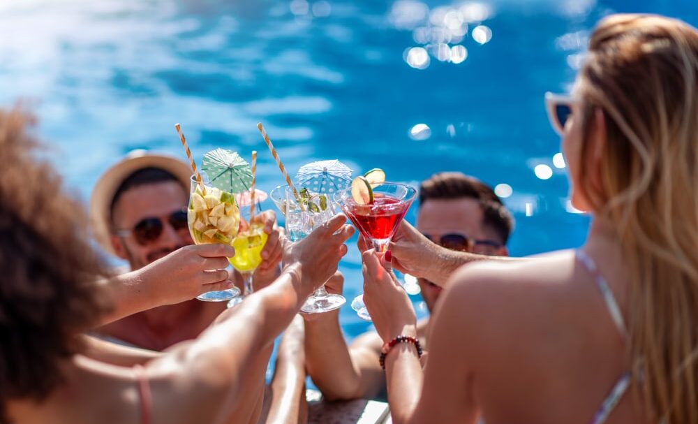 Επικίνδυνη κρίνεται από τους ειδικούς η κατανάλωση αλκοόλ το καλοκαίρι, αφού μπορεί να γίνει αιτία εμφάνισης δερματικών νόσων και επιδείνωσης των υφιστάμενων.