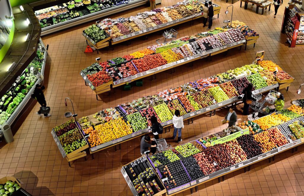 Ένας στους τρεις πολίτες της ΕΕ (33%) δήλωναν πως δεν κατανάλωναν φρούτα και λαχανικά σε καθημερινή βάση, με μόλις 12% να δηλώνει πως κατανάλωσε τουλάχιστον πέντε μερίδες φρούτων ή λαχανικών όπως συστήνουν οι ειδικοί, σύμφωνα με στοιχεία που έδωσε στη δημοσιότητα η Eurostat, η στατιστική υπηρεσία της ΕΕ.