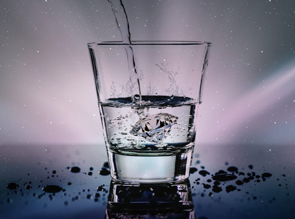 Πηγή νεότητας μεταξύ άλλων, είναι το νερό σύμφωνα με νέα έρευνα που προειδοποιεί του ενήλικες να πίνουν όσο χρειάζεται καθημερινά.