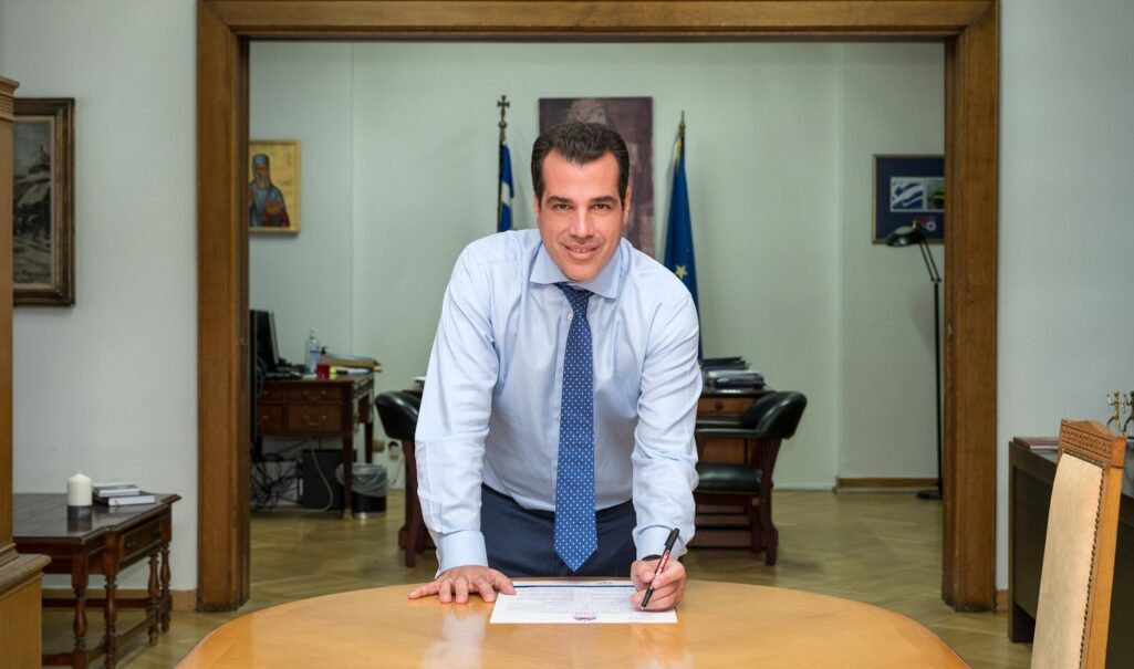 Στην υπογραφή της Χάρτας της Κοινωνικής Πρωτοβουλίας «Ανάσα Ζωής» προχώρησε ο υπουργός Υγείας, Θάνος Πλεύρης, ενισχύοντας το σκοπό της Ελληνικής Πνευμονολογικής Εταιρείας για τη δημιουργία μιας κοινωνίας απαλλαγμένης από καρκίνο του πνεύμονα.
