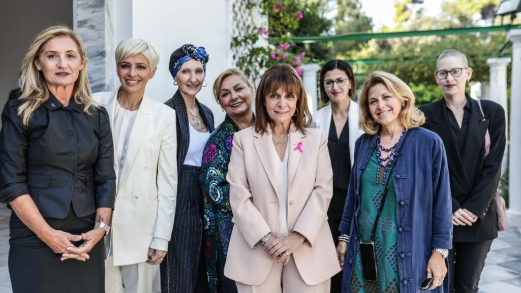 Με αφορμή την Παγκόσμια ημέρα πρόληψης κατά του καρκίνου του μαστού, αλλά και την επέτειο του θανάτου της Φώφης Γεννηματά, η Πρόεδρος της Δημοκρατίας Κατερίνα Σακελλαροπούλου, συναντήθηκε με 6 γυναίκες που έδωσαν ή συνεχίζουν να δίνουν την μάχη τους απέναντι στην σοβαρή αυτή ασθένεια.