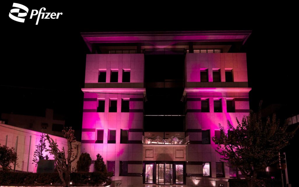 Στο πλαίσιο της Παγκόσμιας Ημέρας κατά του Καρκίνου του Μαστού στις 25 Οκτωβρίου, η Pfizer Hellas φωταγώγησε τα κεντρικά της γραφεία στην Αθήνα με ροζ χρώμα, που έχει καθιερωθεί για την πρόληψη του Καρκίνου του Μαστού.