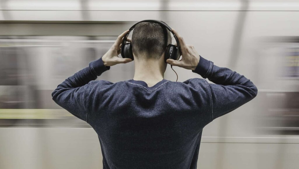 Περισσότεροι από ένα δισεκατομμύριο έφηβοι και νέοι αντιμετωπίζουν δυνητικά τον κίνδυνο να χάσουν μέρος της ακοής τους εξαιτίας της συχνής χρήσης ακουστικών στα αυτιά τους και της ακρόασης πολύ δυνατής μουσικής.