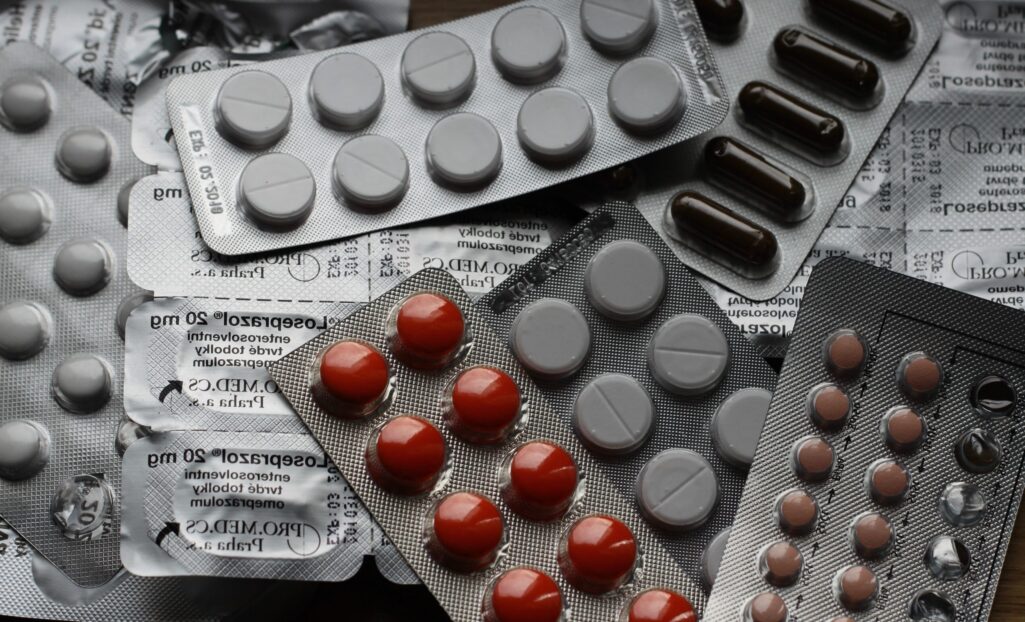 «Καμπανάκι» για την αντιμετώπιση των ελλείψεων που παρατηρούνται σε σειρά από φάρμακα στη χώρα μας έκρουσε ο Εθνικός Οργανισμός Φαρμάκων (ΕΟΦ), προχωρώντας στην απαγόρευση παράλληλων εξαγωγών σε 74 σκευάσματα, έπειτα από σχετικές εισηγήσεις
