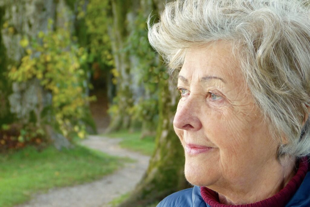 Οι ηλικιωμένοι με πιο σοβαρή απώλεια ακοής έχουν μεγαλύτερη πιθανότητα να διαγνωστούν με άνοια, όπως διαπιστώνει μία νέα αμερικανική επιστημονική έρευνα.