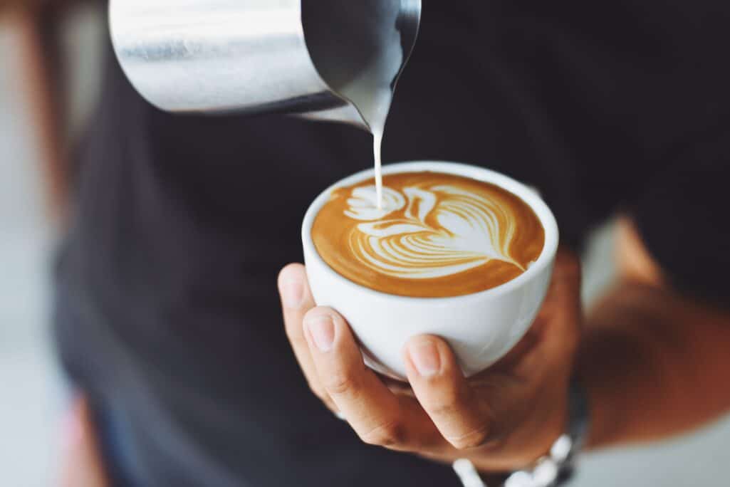Μια κούπα καφέ με γάλα μπορεί να είναι... αντιφλεγμονώδες «φάρμακο» σύμφωνα με μια νέα μελέτη ερευνητών του Πανεπιστημίου της Κοπεγχάγης.