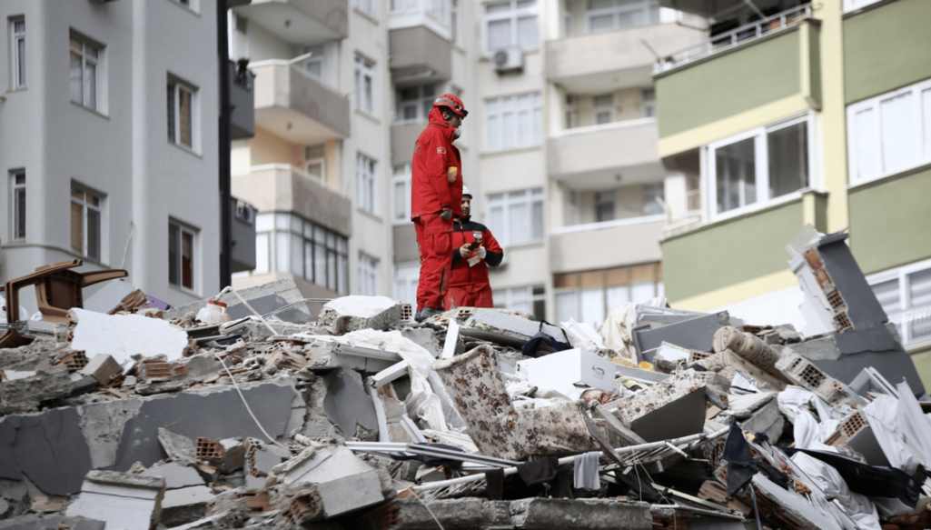 Ο φονικός σεισμός στην Τουρκία και τη Συρία, οι ειδήσεις για τους διασωθέντες και για εκείνους που χάθηκαν, αλλά και οι αναλύσεις για όλα εκείνα τα εμπόδια και τα προβλήματα που θα έχουν να αντιμετωπίσουν οι πληγέντες στο μέλλον μάς «αγγίζουν» βαθιά.